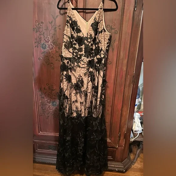 Dress The Population x Sidney Deep V-neck 3D Lace Gown